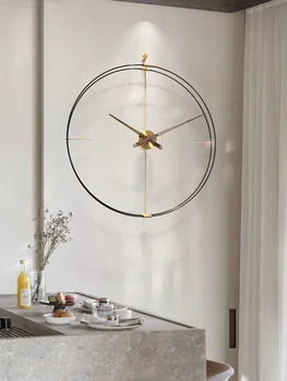 La moda de la sala del reloj, español de estilo minimalista, reloj de pared, de lujo y atmosférica creativo restaurante reloj